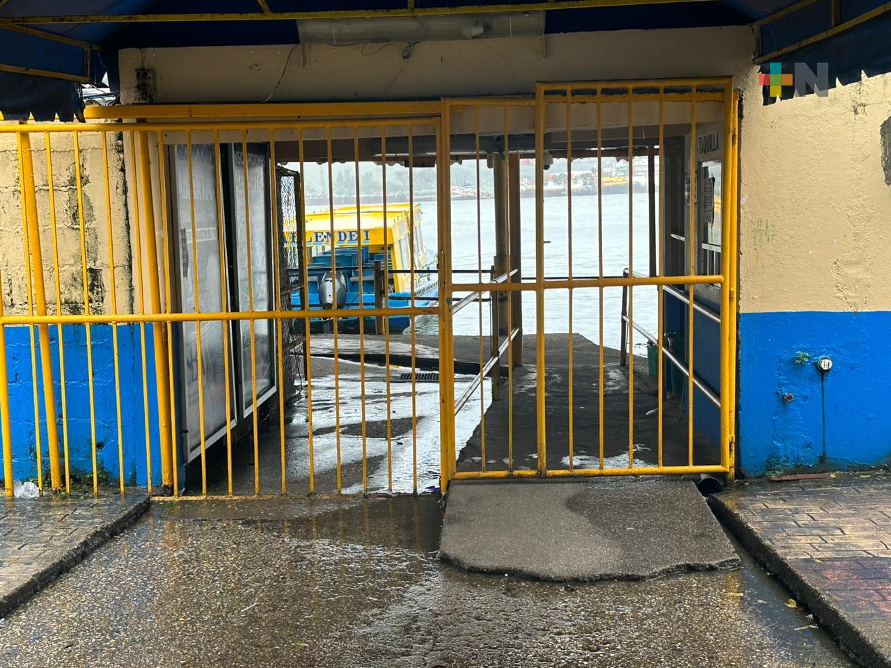 Suspenden servicio de transbordador en Coatzacoalcos por surada