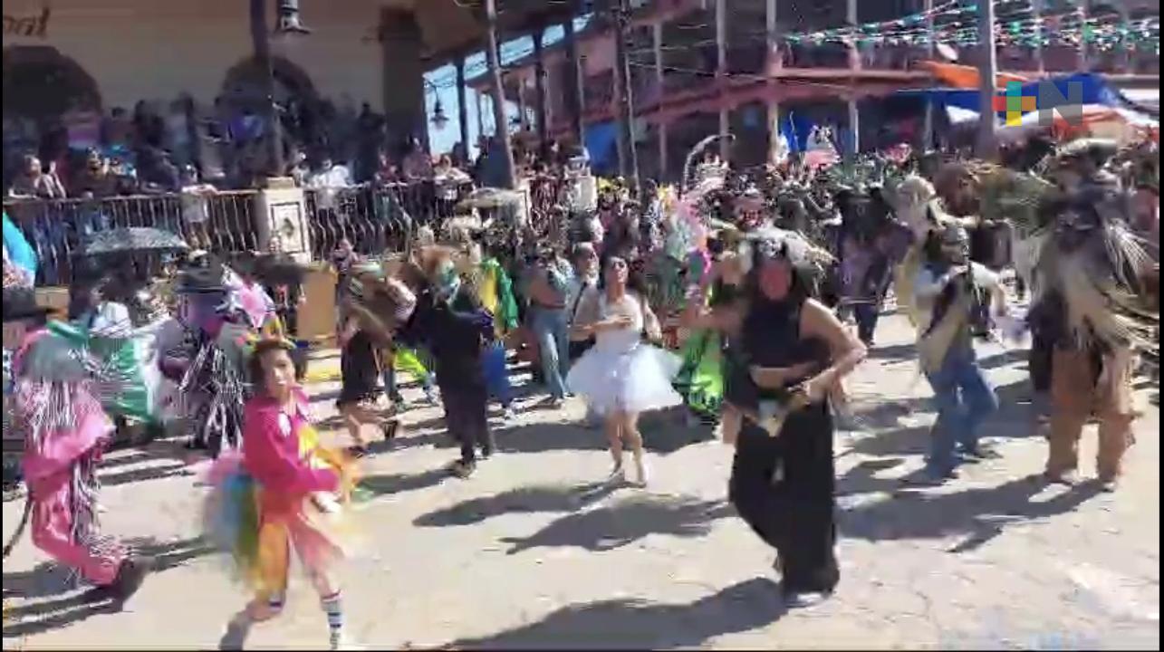 Escuelas de Huayacocotla participaron en desfile casnestolendo