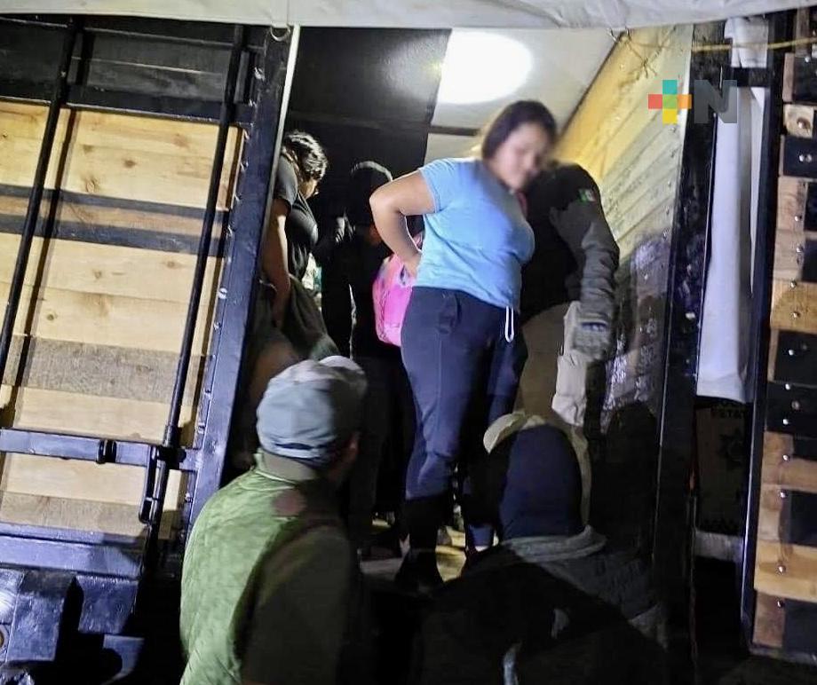 En Veracruz, INM, Sedena y GN localizan a 156 extranjeros que viajaban hacinados