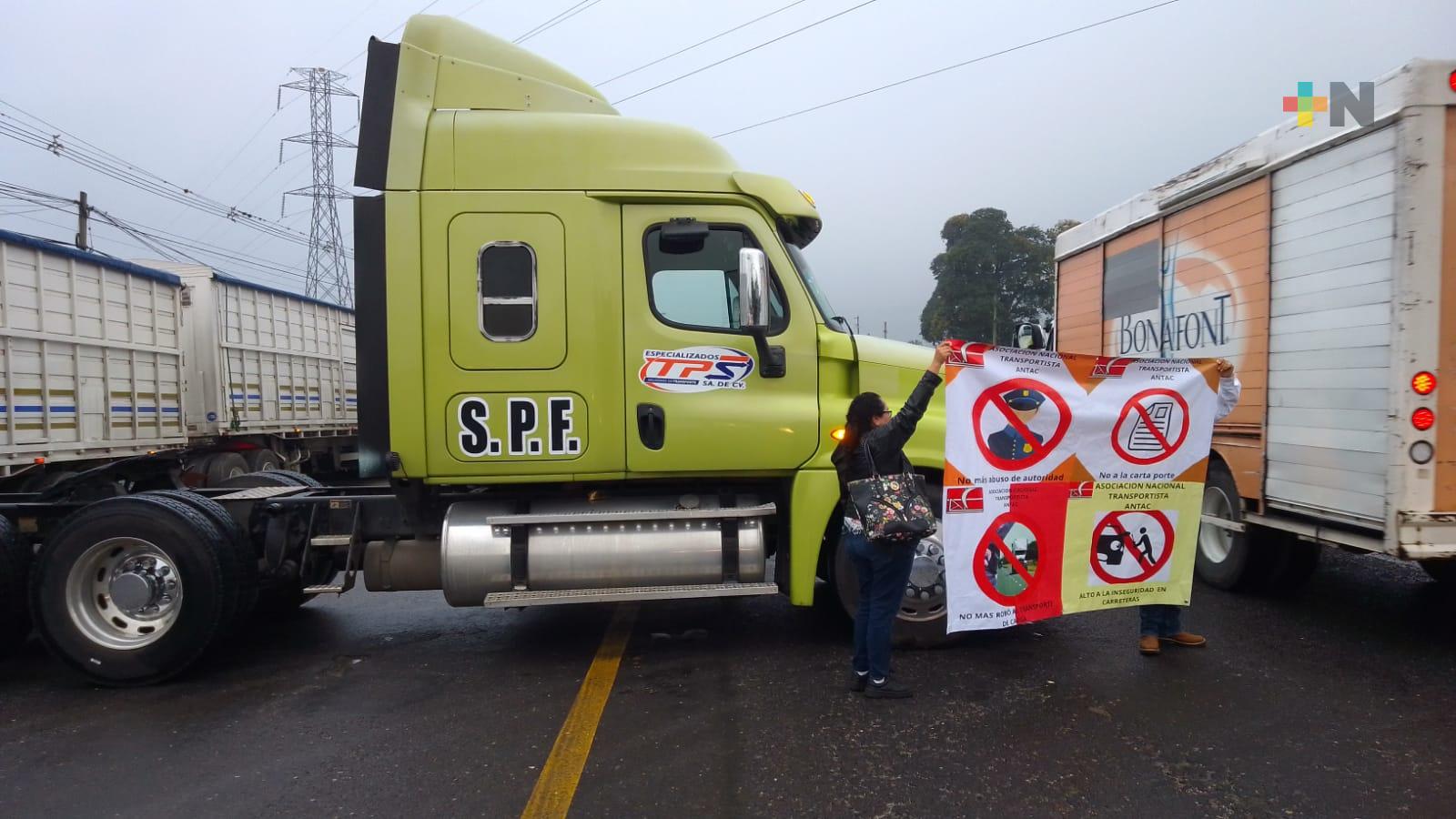 Liberan transportistas paso vehicular en carretera federal Córdoba – Veracruz