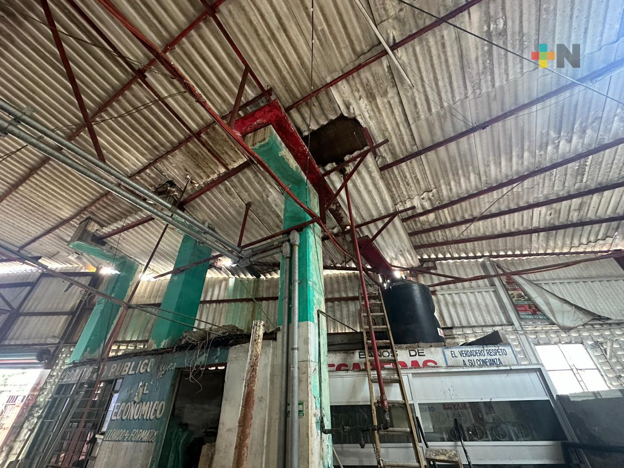 Mercado de Coatzacoalcos presenta problemas en tuberías de agua