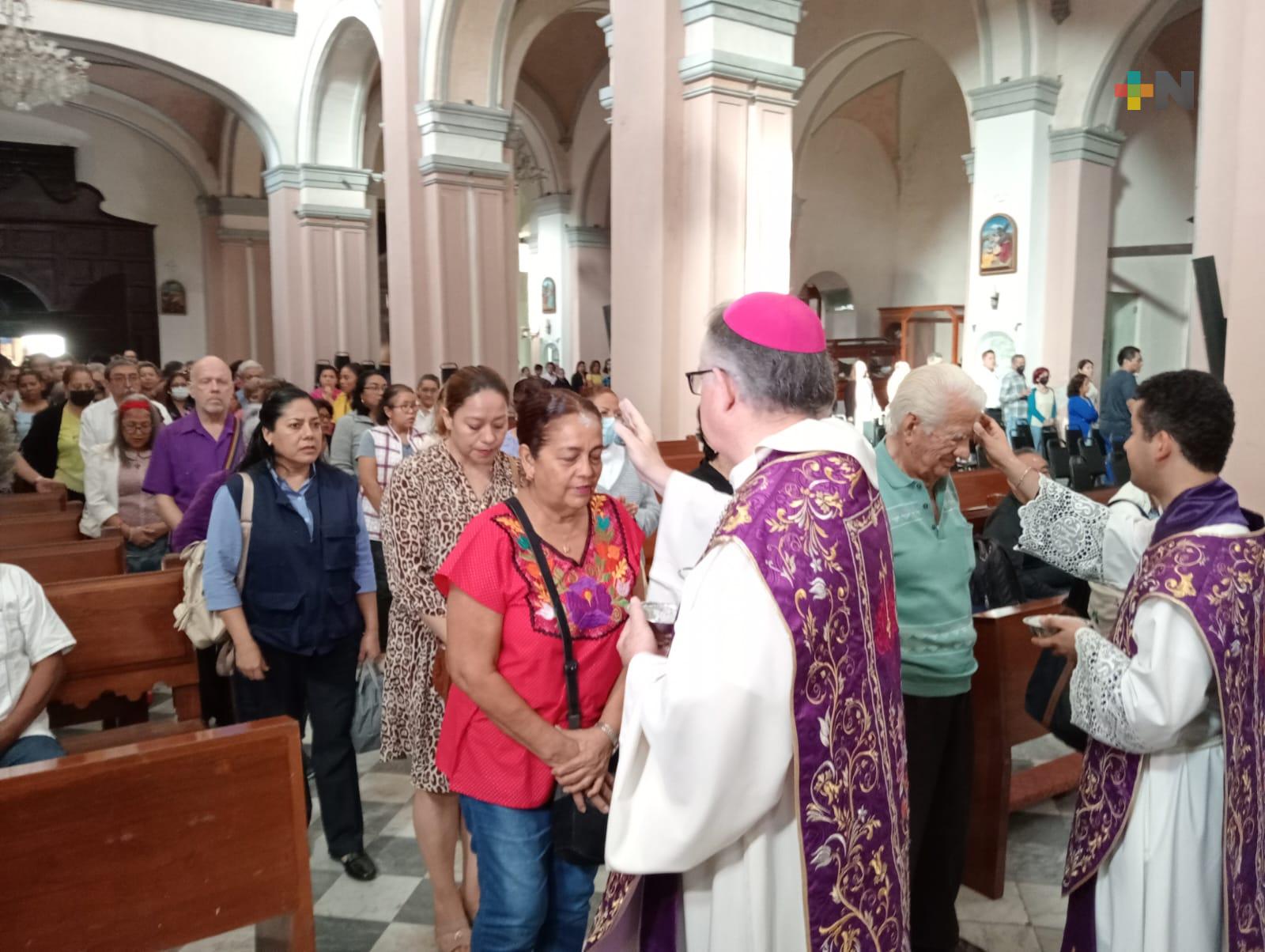 Imponen la ceniza en diócesis de Veracruz