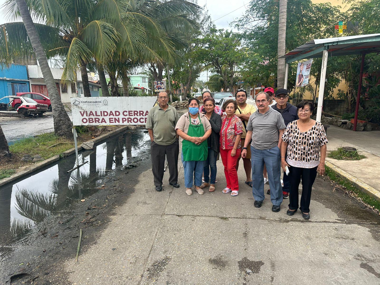 Colonos de Coatza piden agilizar obra de drenaje porque afecta salud y comercio