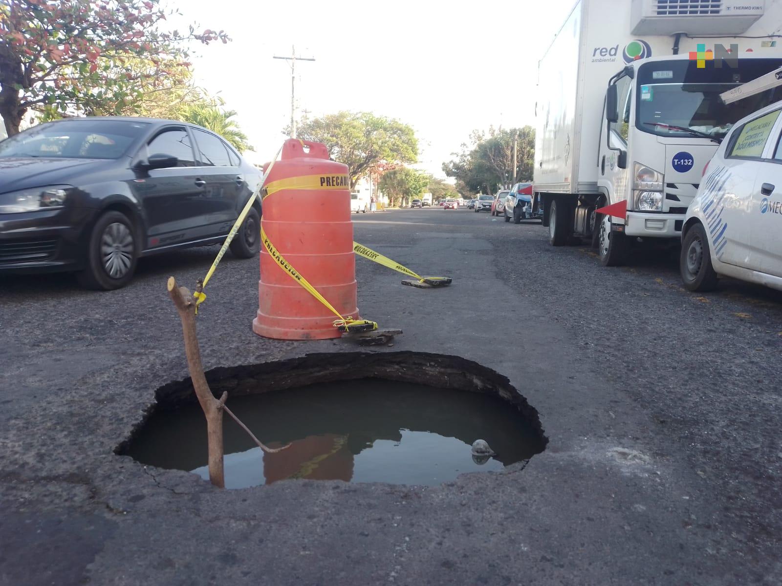 Bache se transforma en cráter y ayuntamiento de Veracruz omiso a repararlo
