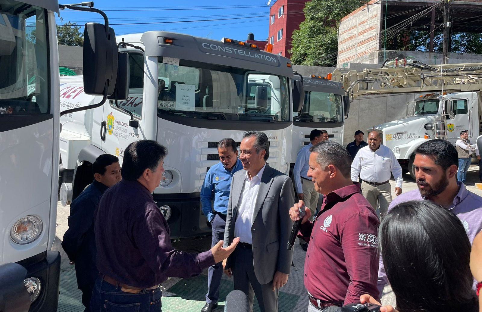 Gobernador Cuitláhuac entrega pipas para abastecer de agua a diferentes municipios