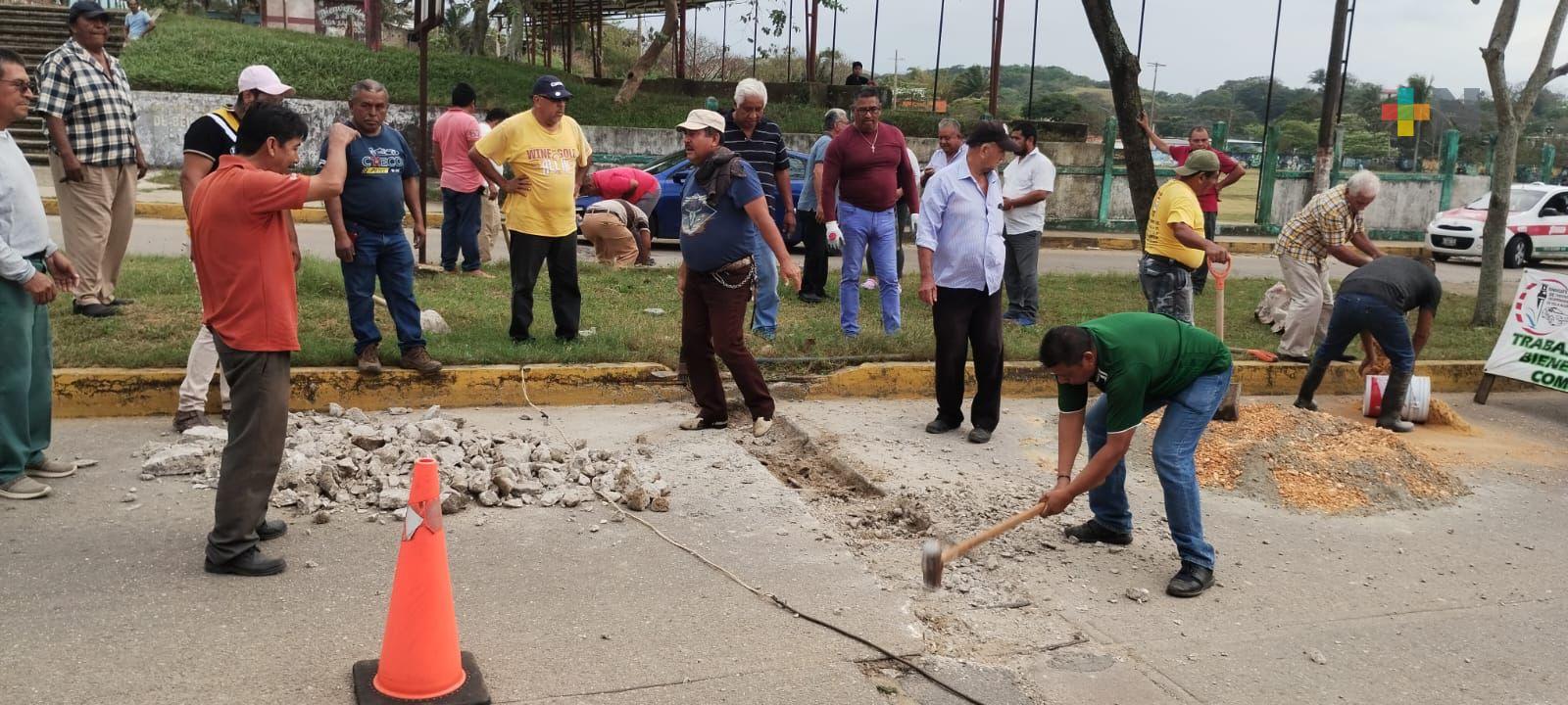 Taxistas de Villa Allende reparan calles para evitar daños a sus autos