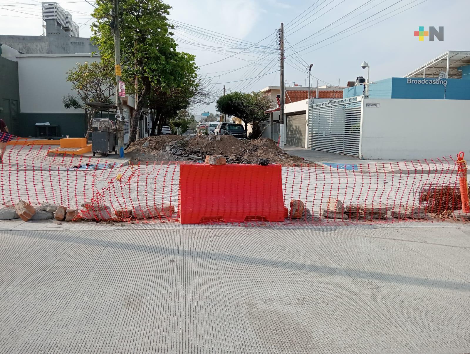 Trabajos prolongados en vialidades afecta a taxistas y ciudadanía