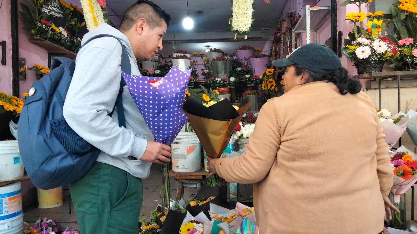 Jóvenes xalapeños mantienen costumbre de regalar flores en Día de San Valentín