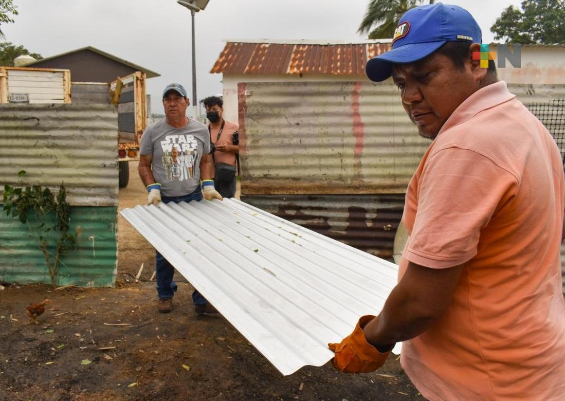 Tras perder vivienda en incendio, ciudadano es apoyado con láminas, colchonetas y despensas