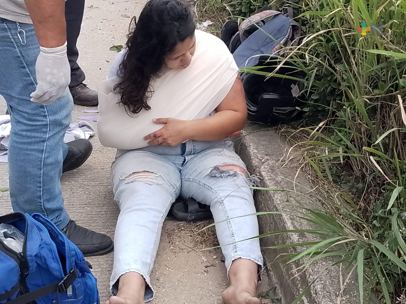 Continúan accidentes de motos, dama derrapa y se fractura el brazo