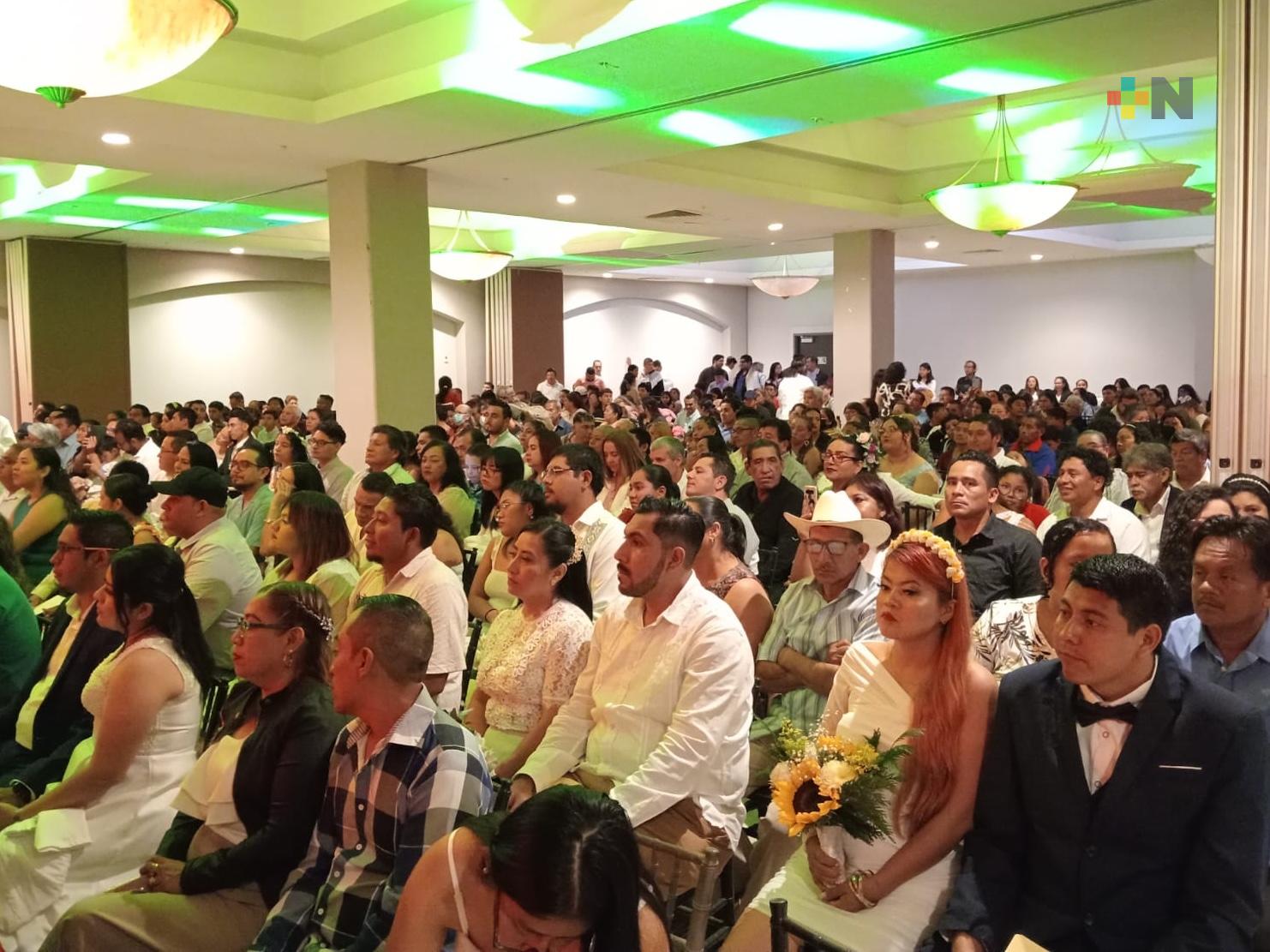 Exitosas bodas colectivas se realizaron en el Aquarium de Veracruz