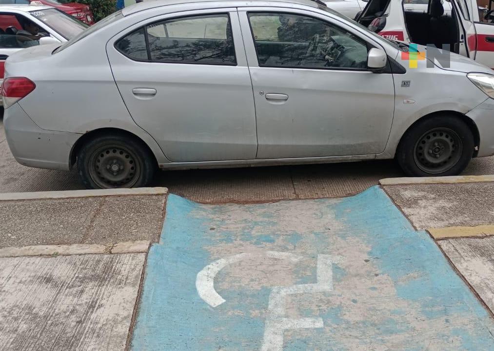 Coatzacoalcos sin cultura vial ni respeto por accesos de personas con discapacidad