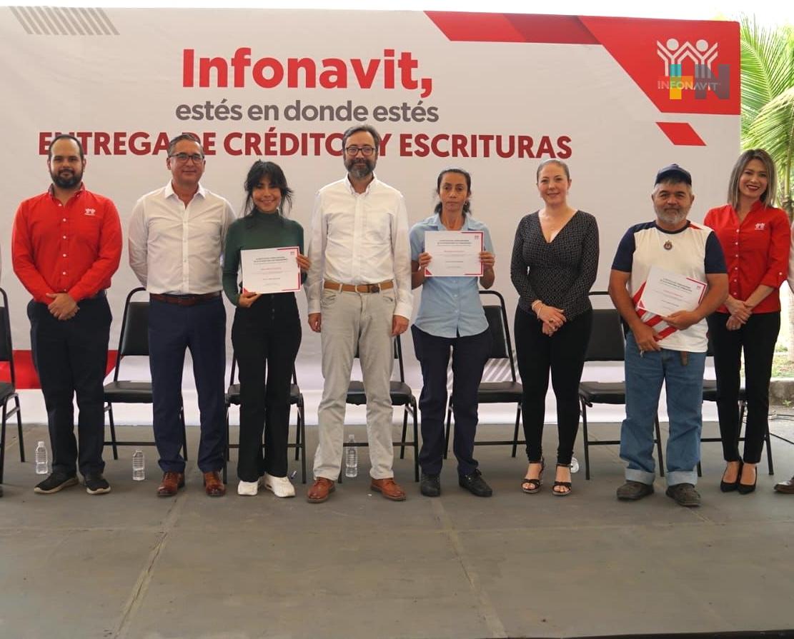 Infonavit entrega escrituras y créditos de mejora en Veracruz