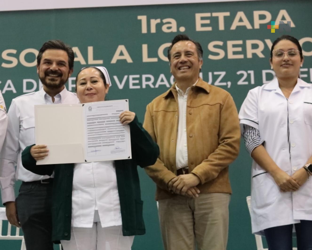 Cuitláhuac García y Zoé Robledo presiden primera etapa de basificación del personal del sector salud