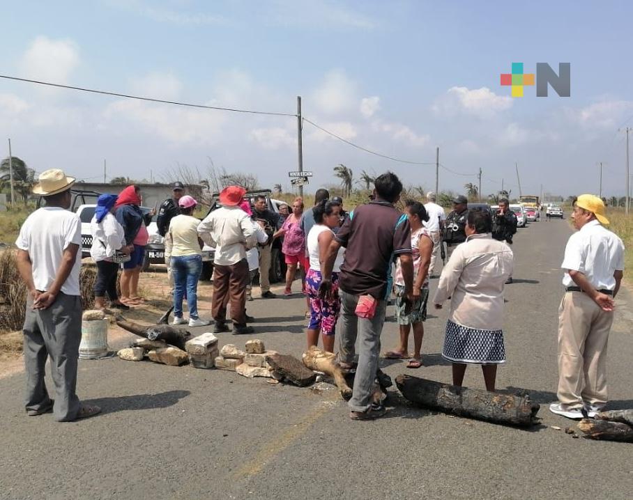 Vecinos de «Los Cocos» se manifiestan contra un particular que busca desalojarlos