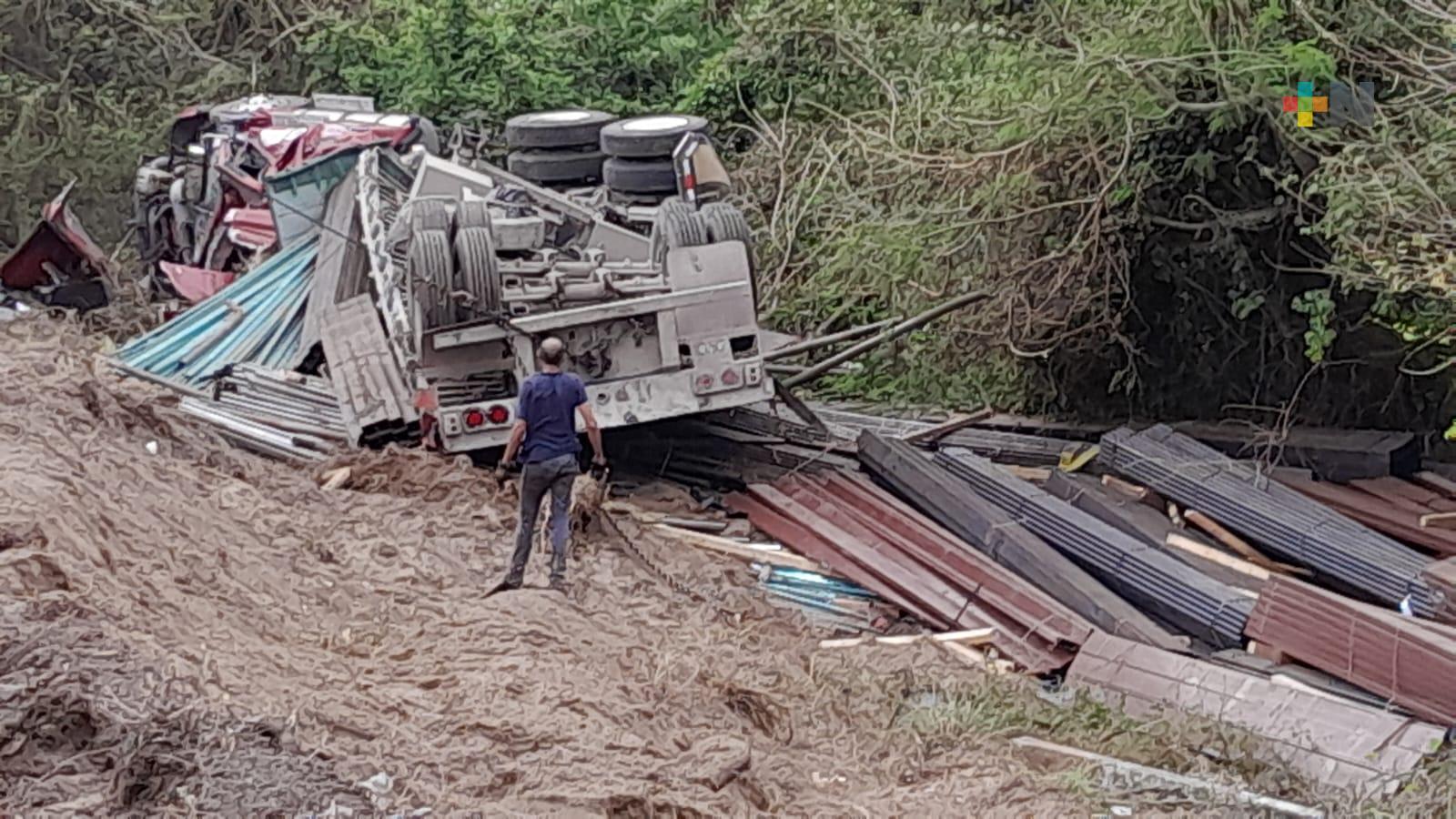 Vuelca tráiler sobre autopista Veracruz-Cardel