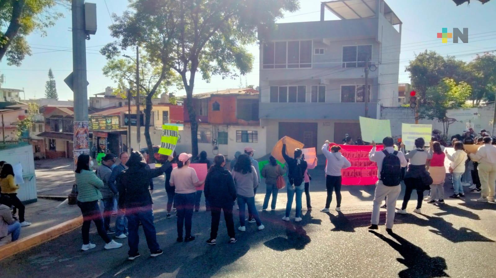 Con bloqueo de calles, exigen destitución de directora de CBTIS en Xalapa