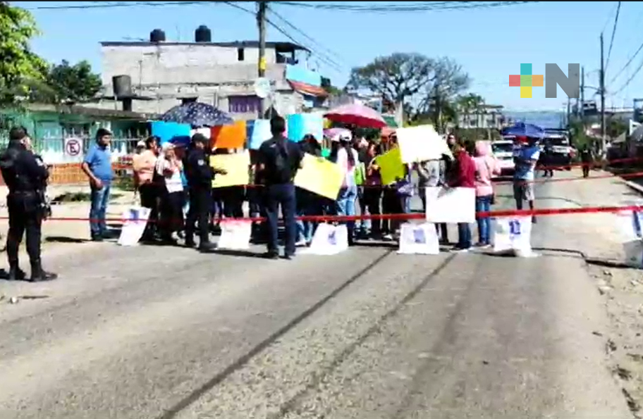 Cierran carretera Fortín-Huatusco por presunto desvío de recursos en jardín de niños