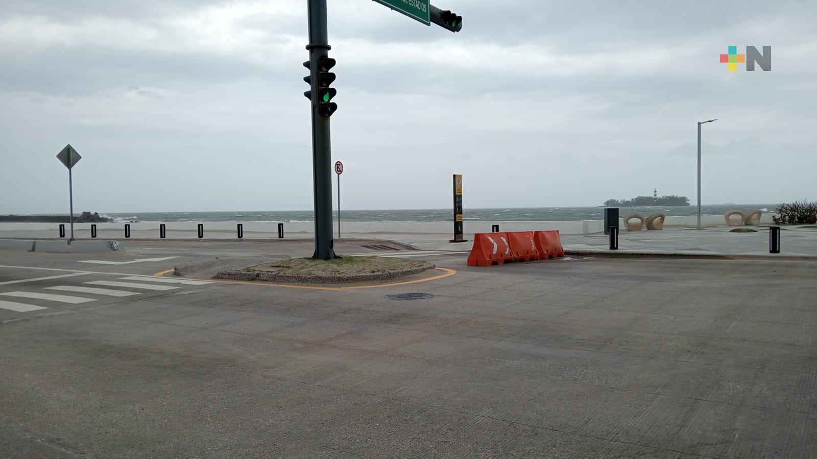 Cierran bulevar Ávila Camacho de Boca del Río por fuerte oleaje