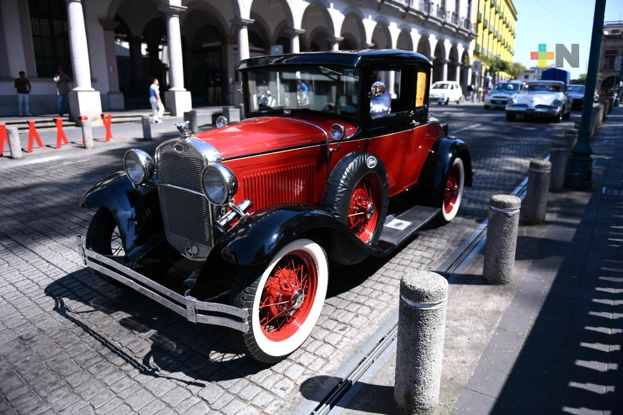 «Club del automóvil antiguo de Xalapa» recorre calles de la capital