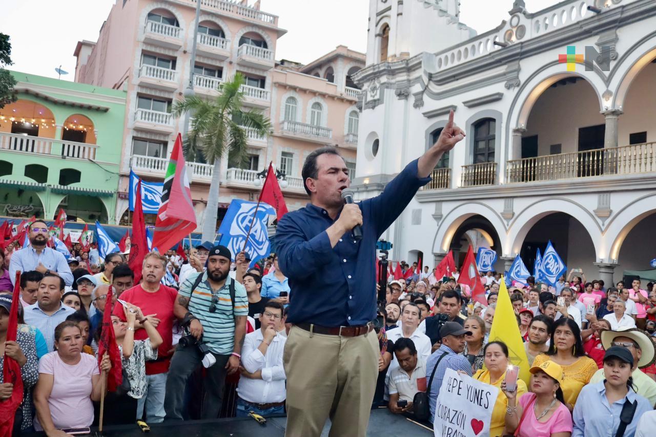 Pepe Yunes cierra precampaña en el Zócalo de Veracruz