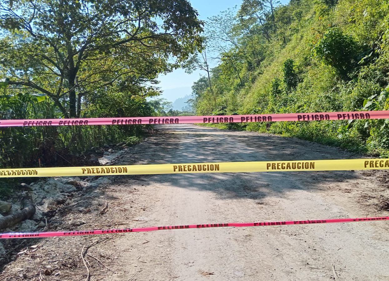 Fuerzas estatales y municipales atienden derrumbe en Mixtla de Altamirano