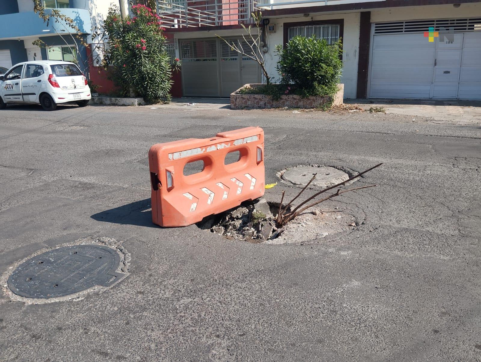 Otro hundimiento y fuga de agua en calles de Veracruz sin respuesta de autoridades