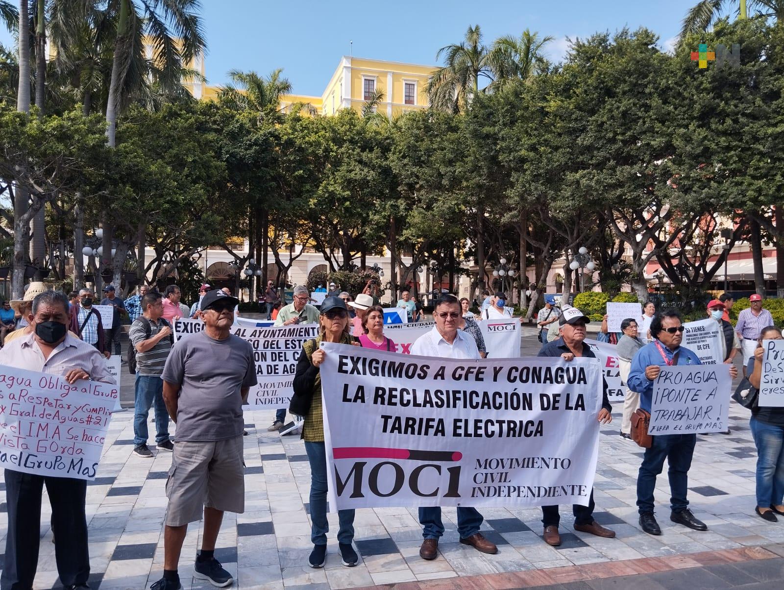 Organizaciones civiles se manifestaron por altas tarifas de agua y operativos de Tránsito municipal