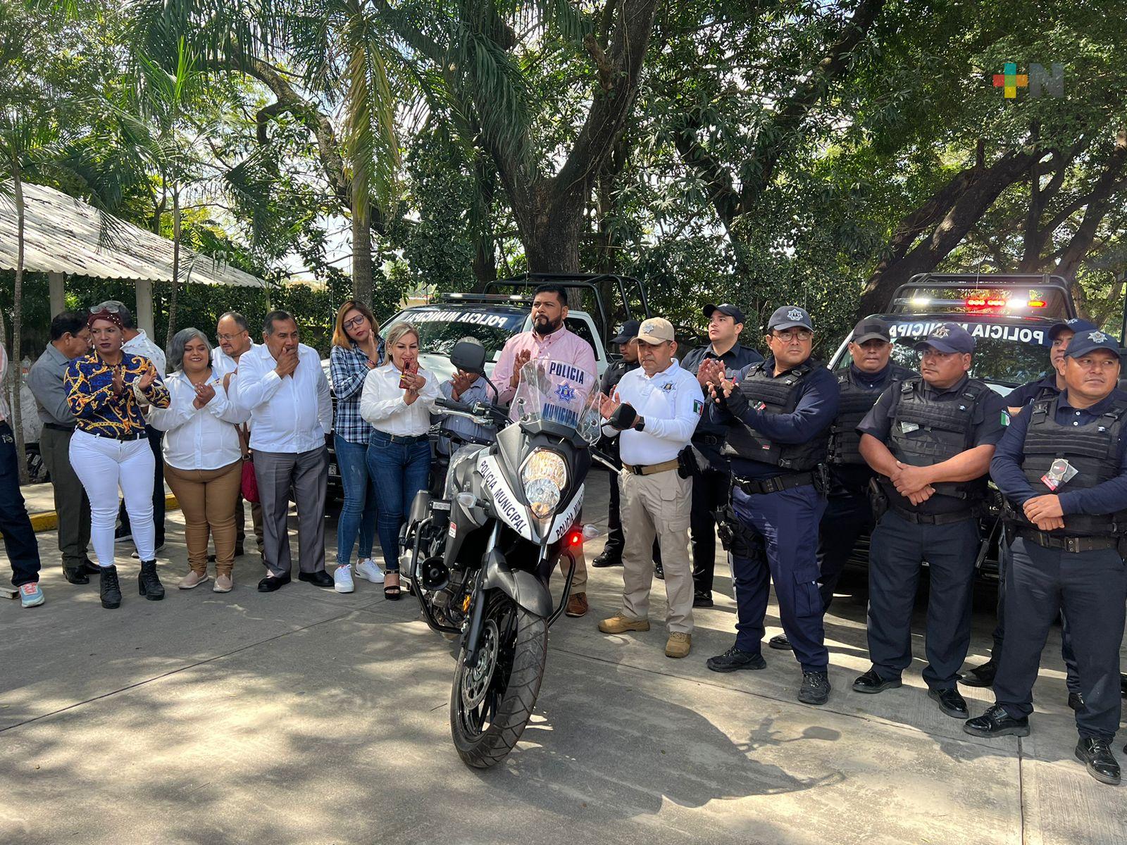Entrega patrullas y anuncia aumento de plantilla de policías municipales en Tierra Blanca