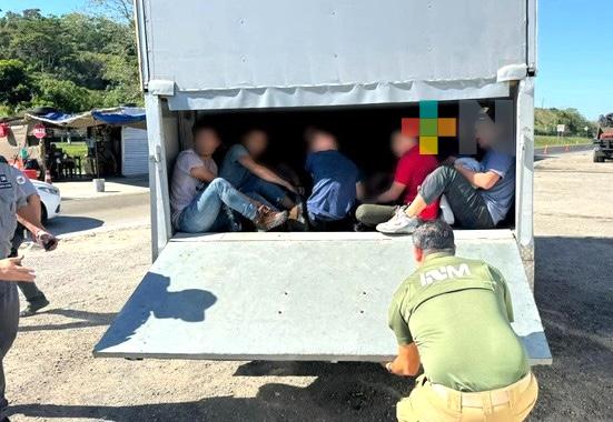 INM, Sedena y GN auxilian en Veracruz a 64 personas migrantes hacinadas en dos camionetas