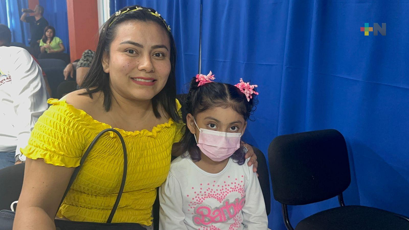 Madre exhorta a estar atentos a síntomas de cáncer en sus hijos