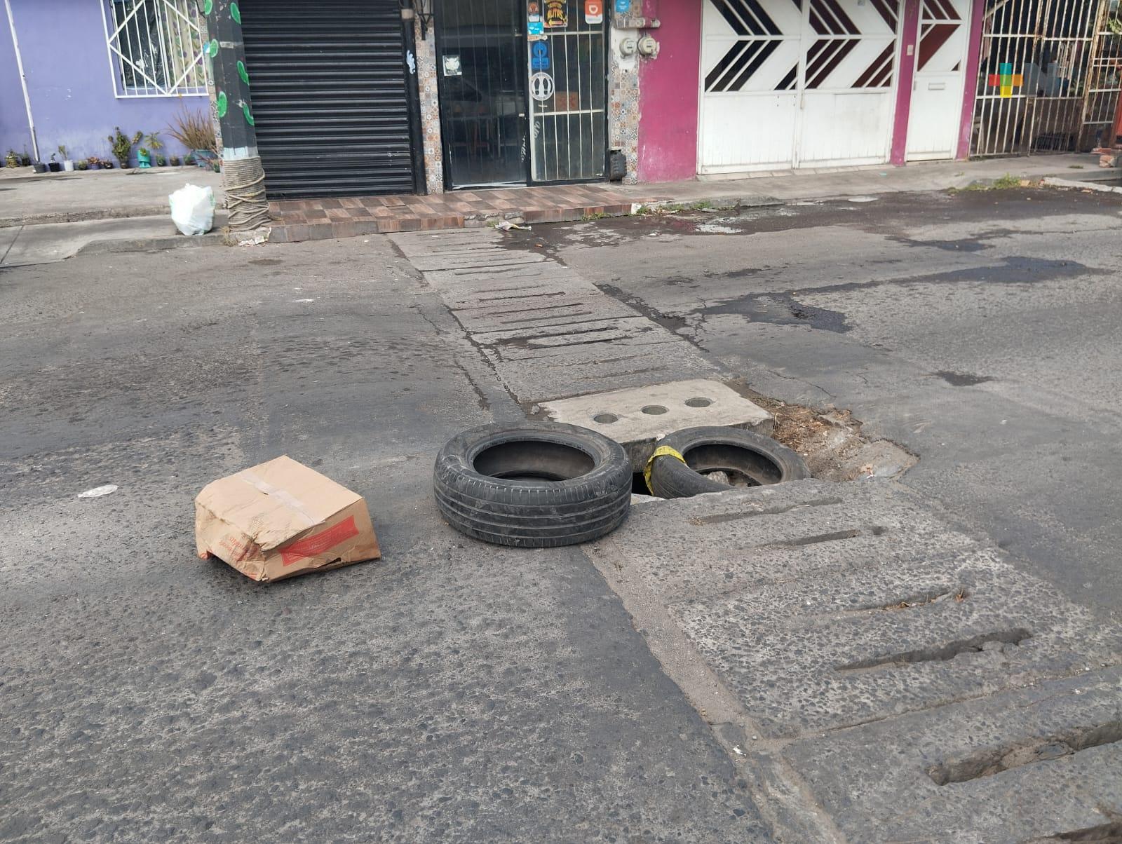 Piden reparar tapa del colector pluvial en fraccionamiento del Norte de Veracruz puerto