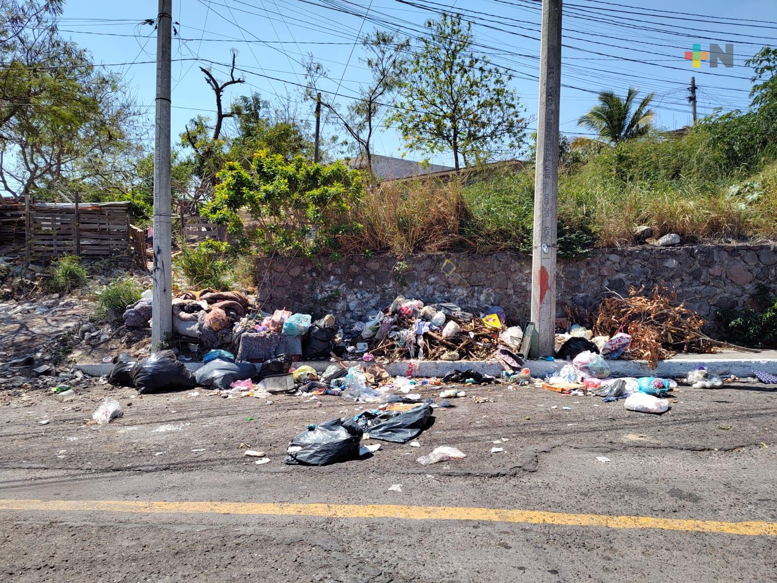 Asentamiento irregular causa basurero en avenidas de Veracruz puerto