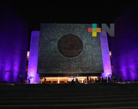 Frontispicio de la Cámara de Diputados se ilumina de morado con motivo del Día Internacional de la Mujer