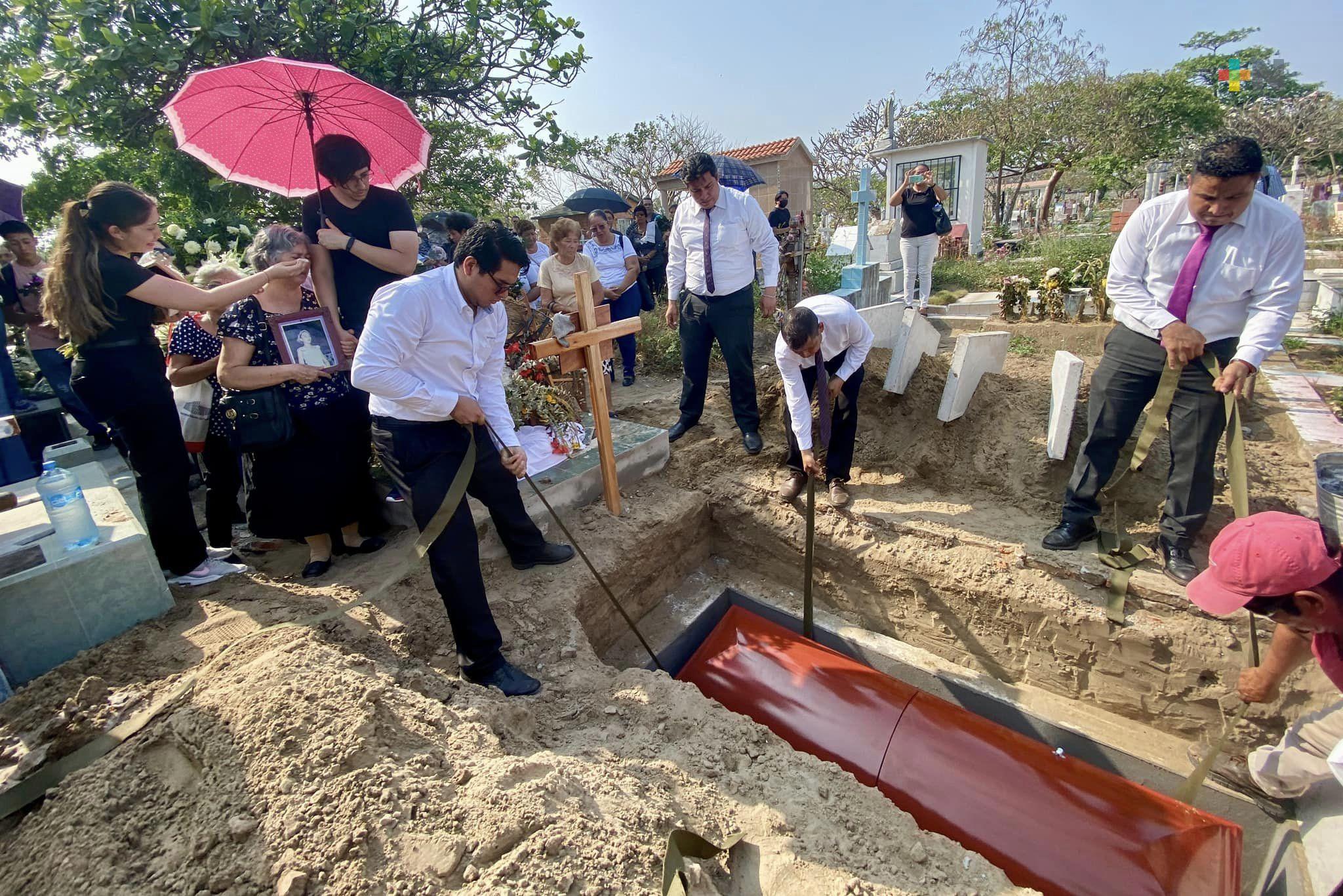 Adiós Myriam, es sepultada la periodista acaecida en el puerto