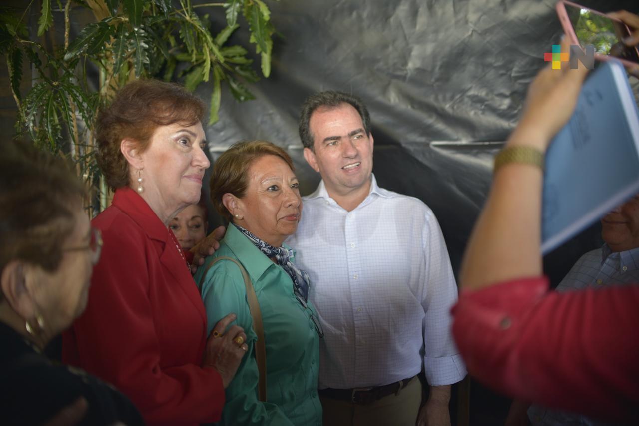 Conmemora Pepe Yunes el Día Internacional de la Mujer, en Coatepec
