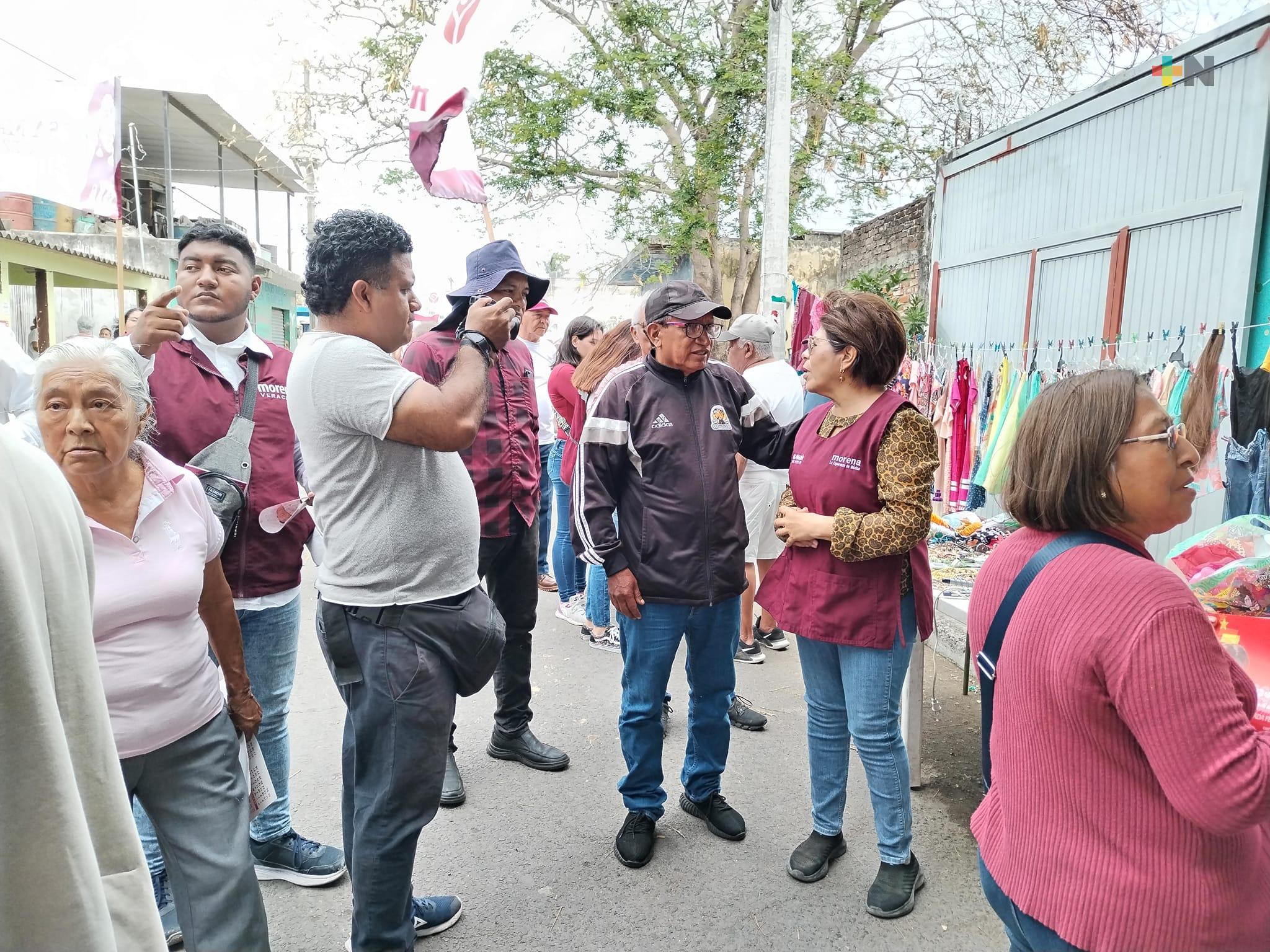 Rosa María Hernández recorre el tianguis de la colonia Dos Caminos