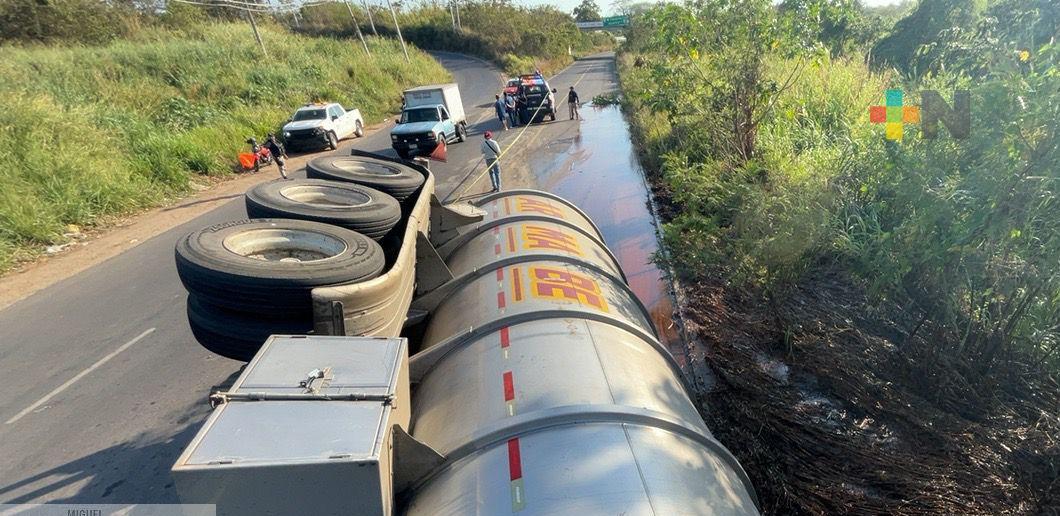 Se vuelca tráiler que transportaba maleza en carretera del sur de Veracruz