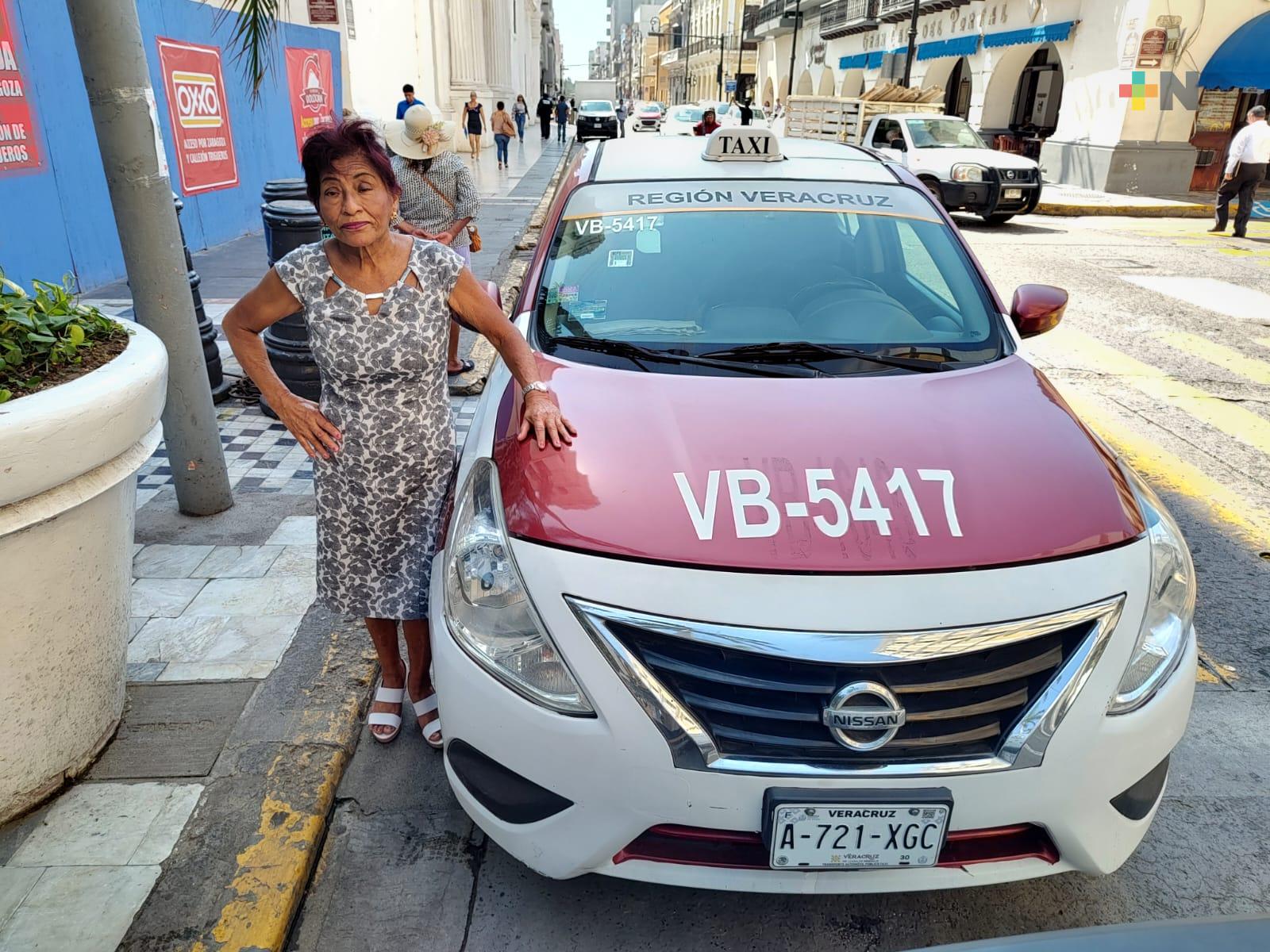Con más de tres décadas de taxista, Alma Rosa recorre las calles