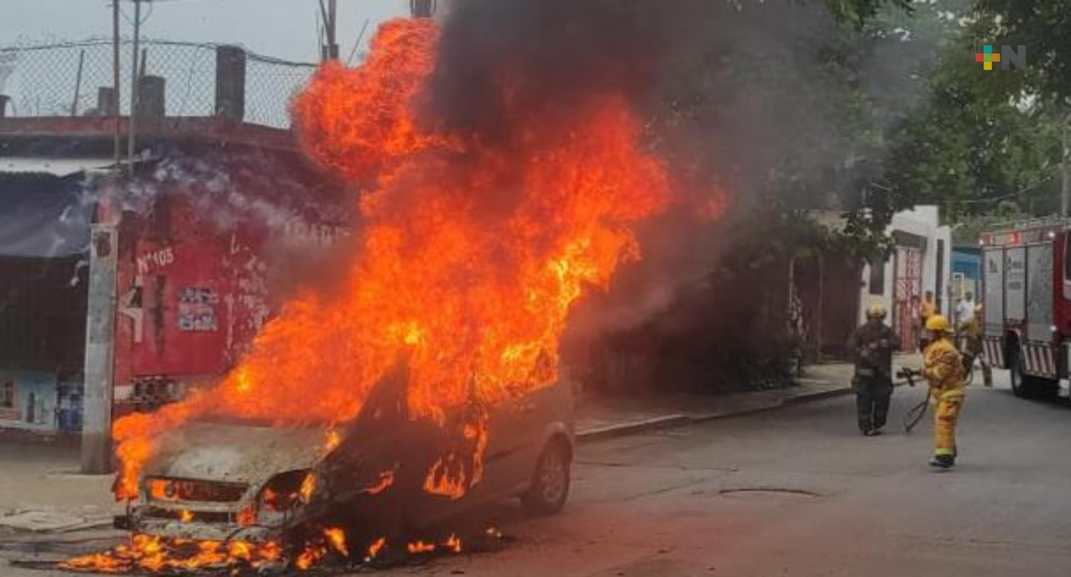 Se incendia auto en colonia de Coatzacoalcos, no se reportan lesionados