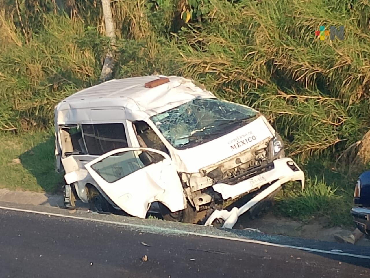 Accidente automovilístico de dos agentes de migración en carretera a Coatza