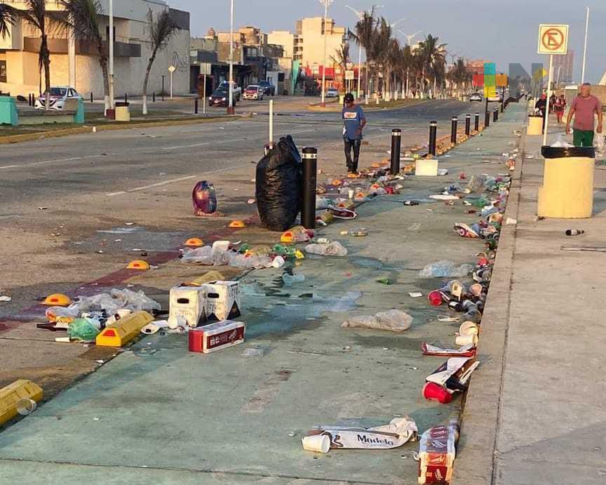 Amanece lleno de basura parte del malecón de Coatzacoalcos
