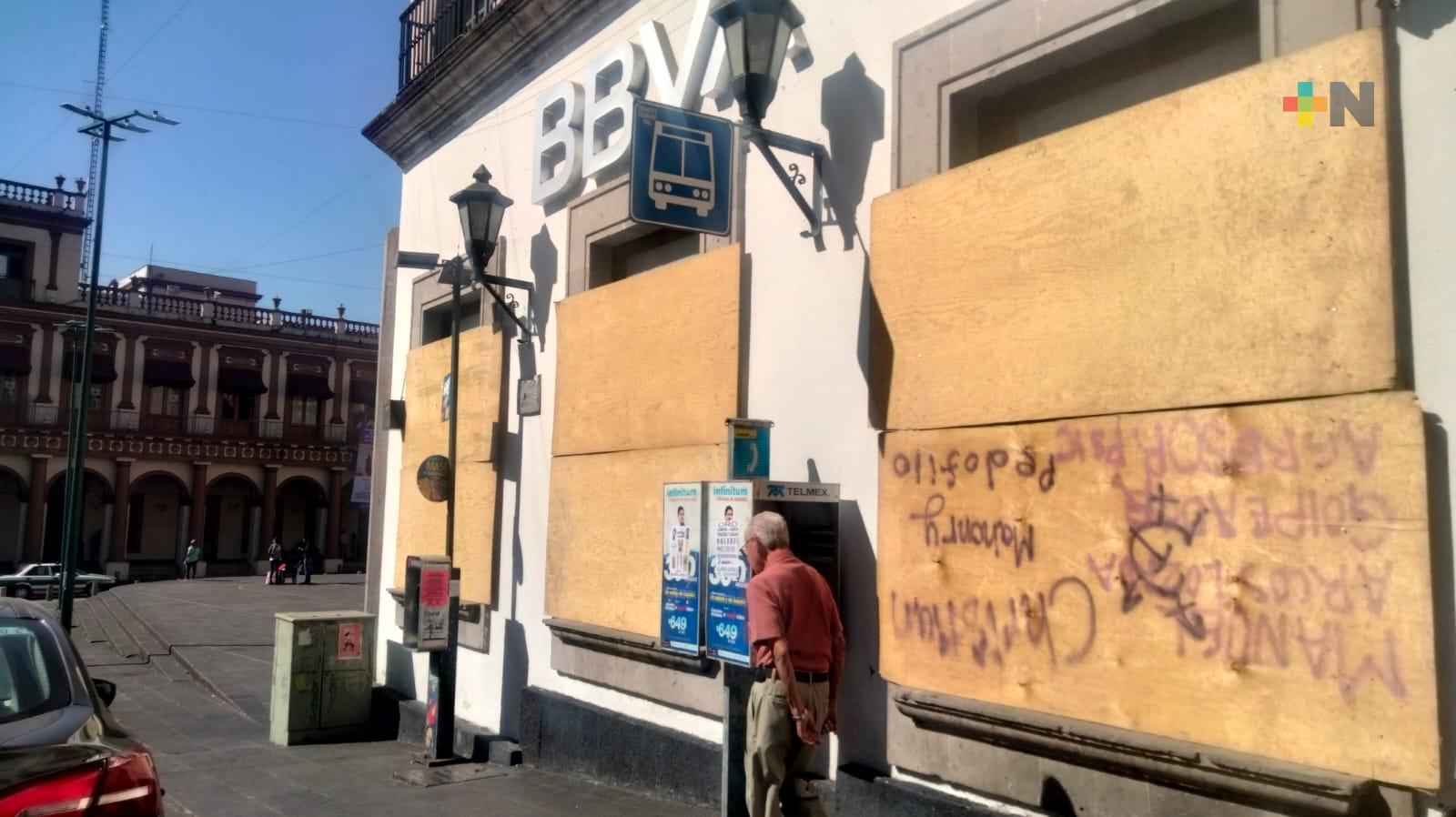 Por marchas en el Día Internacional de la Mujer, negocios protegen sus fachadas en Xalapa