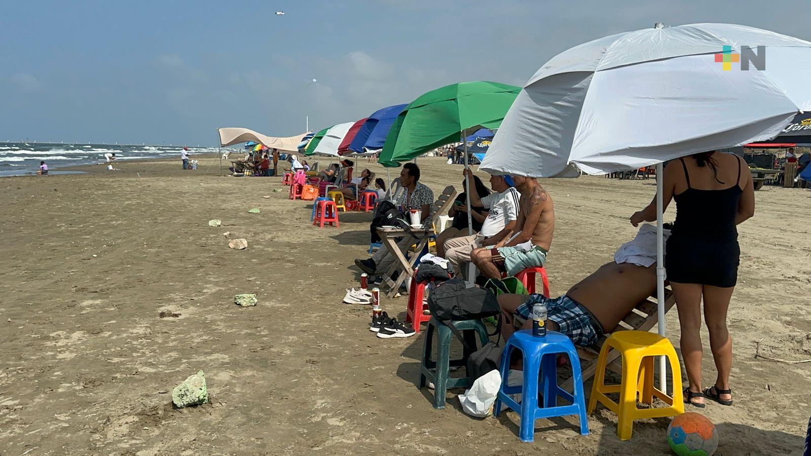 Bañistas disfrutan primer fin de semana de vacaciones en Coatzacoalcos