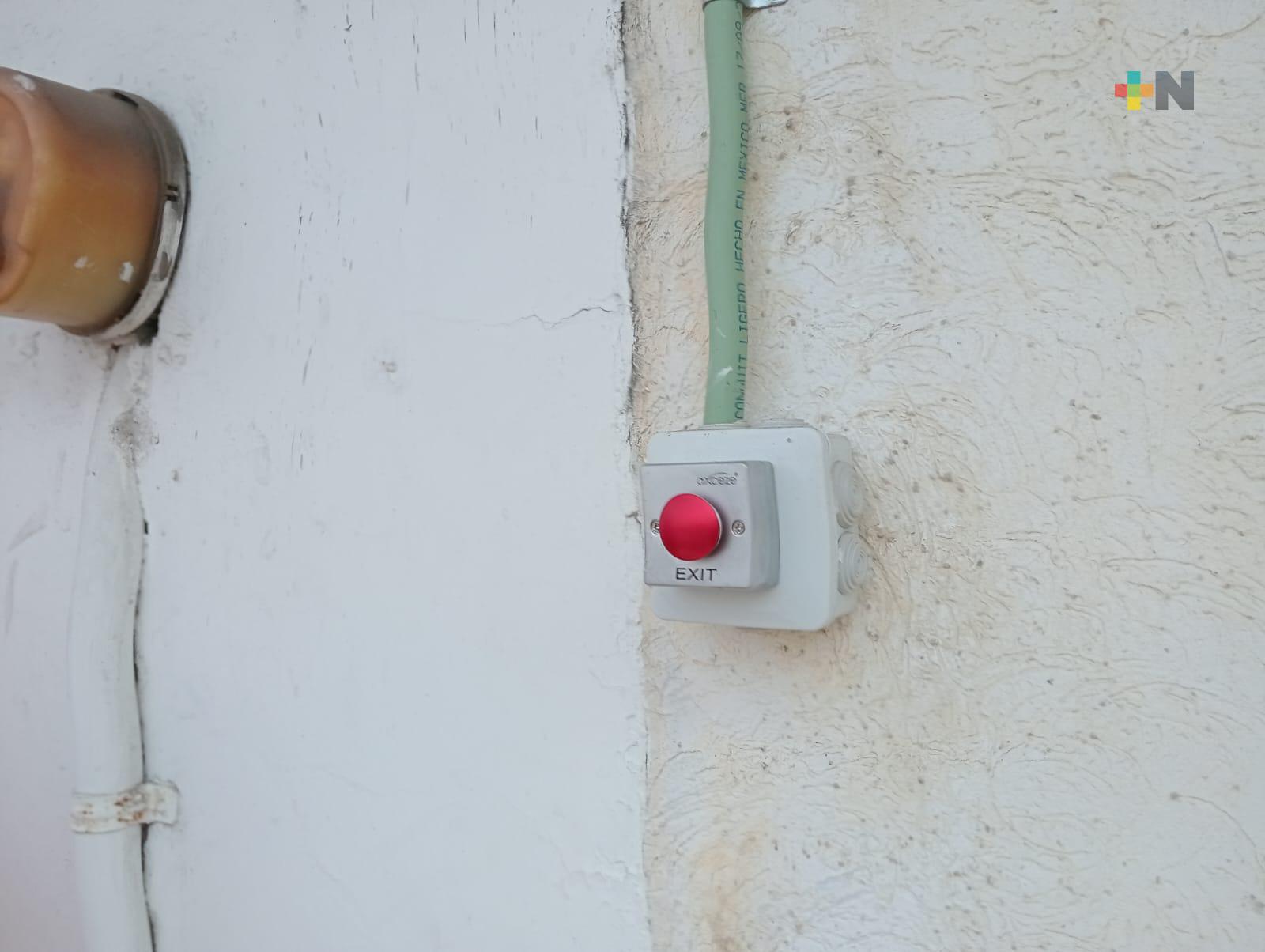 Vecinos de fraccionamiento de Veracruz colocan ocho botones de pánico en exteriores