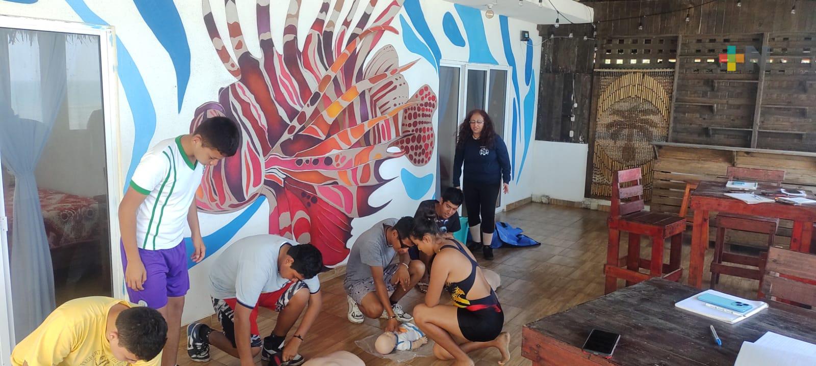 Capacitan a guardavidas para atender contingencias durante vacaciones de Semana Santa