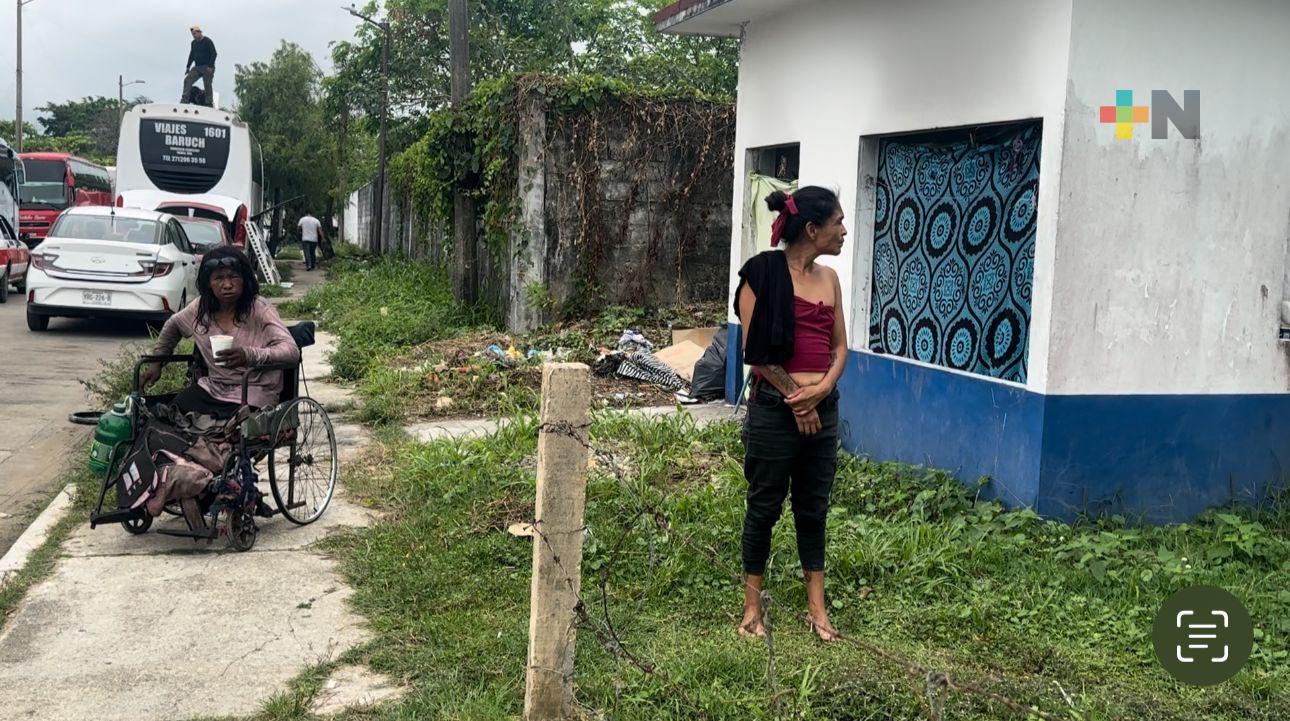 Personas en situación de calle se apropian de caseta de vigilancia de la policía municipal de Coatza