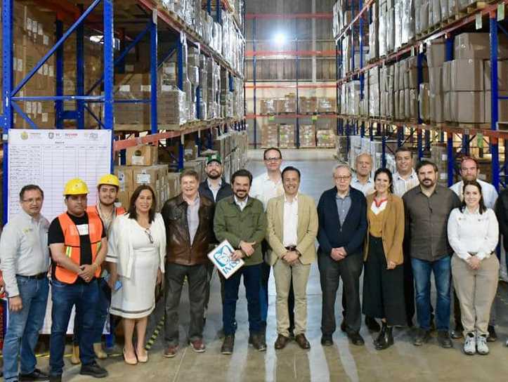 Gobernador recorre junto a titular del IMSS centro de distribución de medicamentos en Veracruz