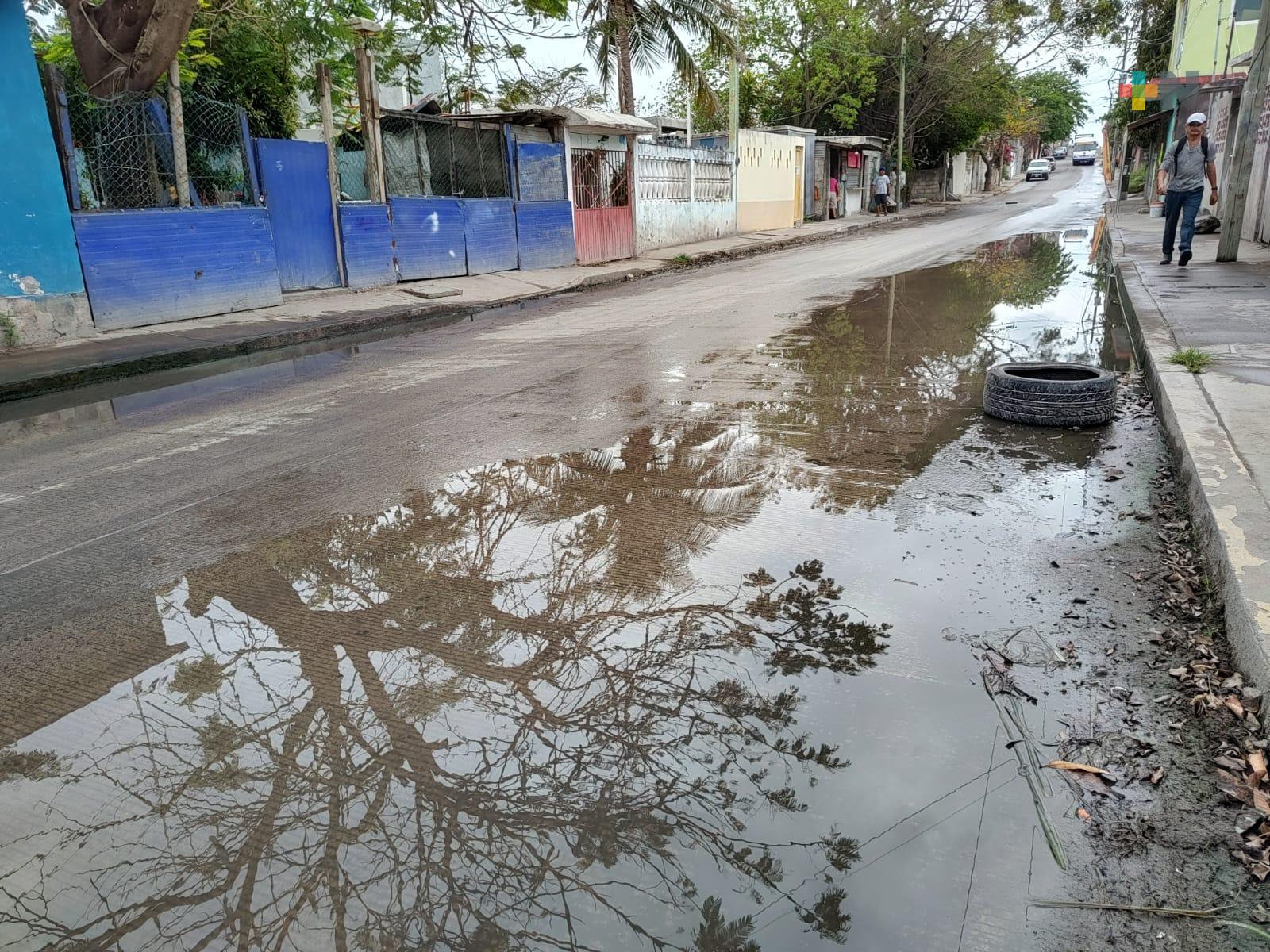 Colonos se quejan por aguas negras que inundan algunas calles en Veracruz puerto