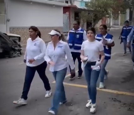 Candidata del PAN, Maryjose Gamboa recorre colonia de municipio de Veracruz